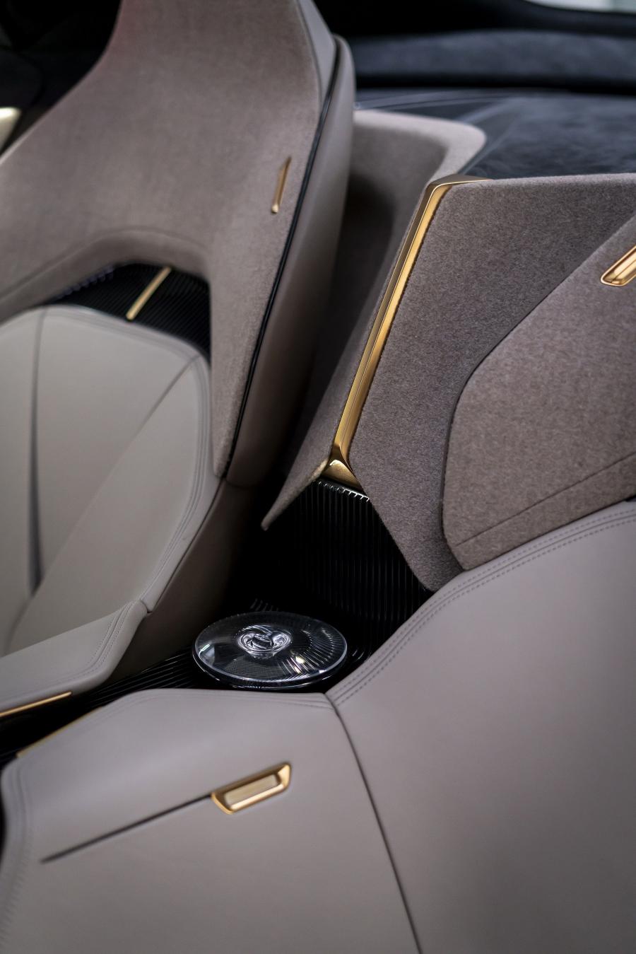 Детали интерьера Infiniti Qs Inspiration 2019 года  (фото 7 из 41)